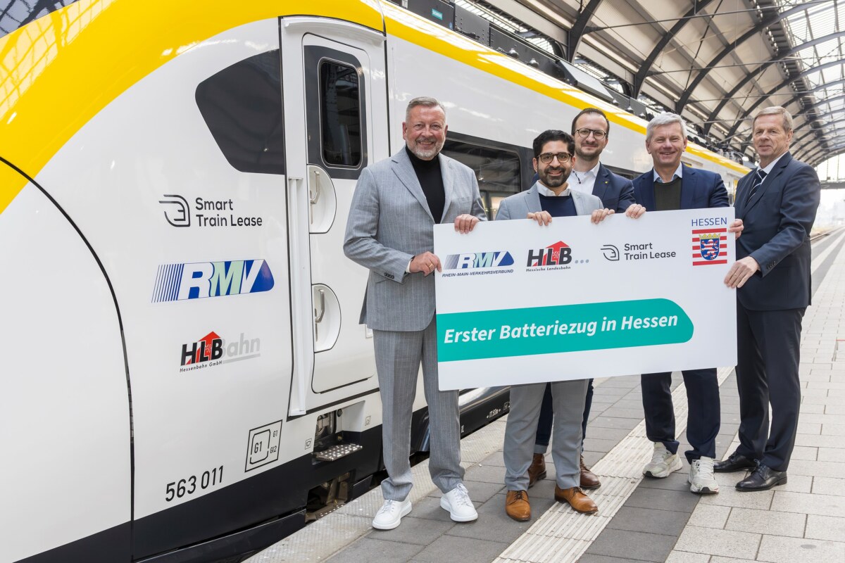 Test des ersten Batteriezugs Hessens läuft_Prof. Knut Ringat, Verkehrsminister Kaweh Mansoori, Benjamin Dobernecker, Andreas Kowol, Veit Salzmann (v.l.n.r.)