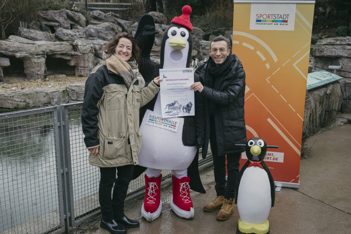 Pinguin-Patenschaft-Zoodirektorin-Christina-Geiger-Oberbuergermeister-Mike-Josef-1-Copyright-Stadt-Frankfurt-am-Main-Chris-Christes