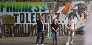 Bolzplatz mit Haltung